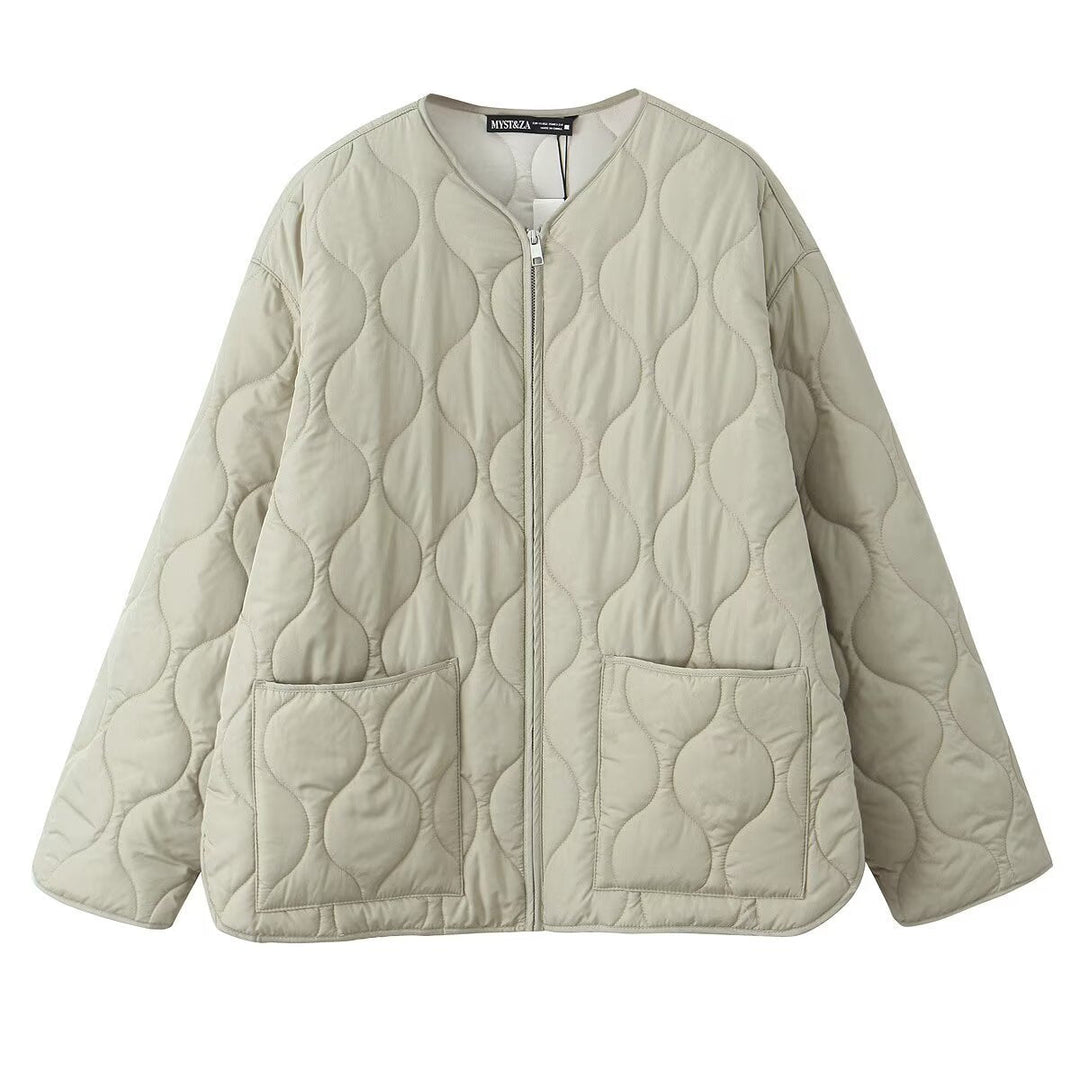 Dam vadderad oversize quiltad jacka med round neckline, hel dragkedja och two påsydda fickor