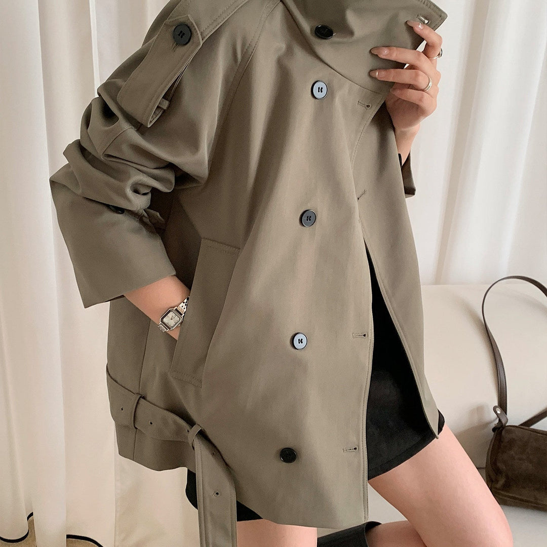 Dam kort double-breasted trenchcoat med ståkrage och shoulder flaps