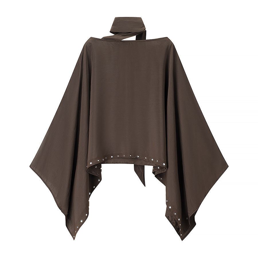Dam fallande capeponcho med bow, asymmetrical pointed fåll och eyelet kant