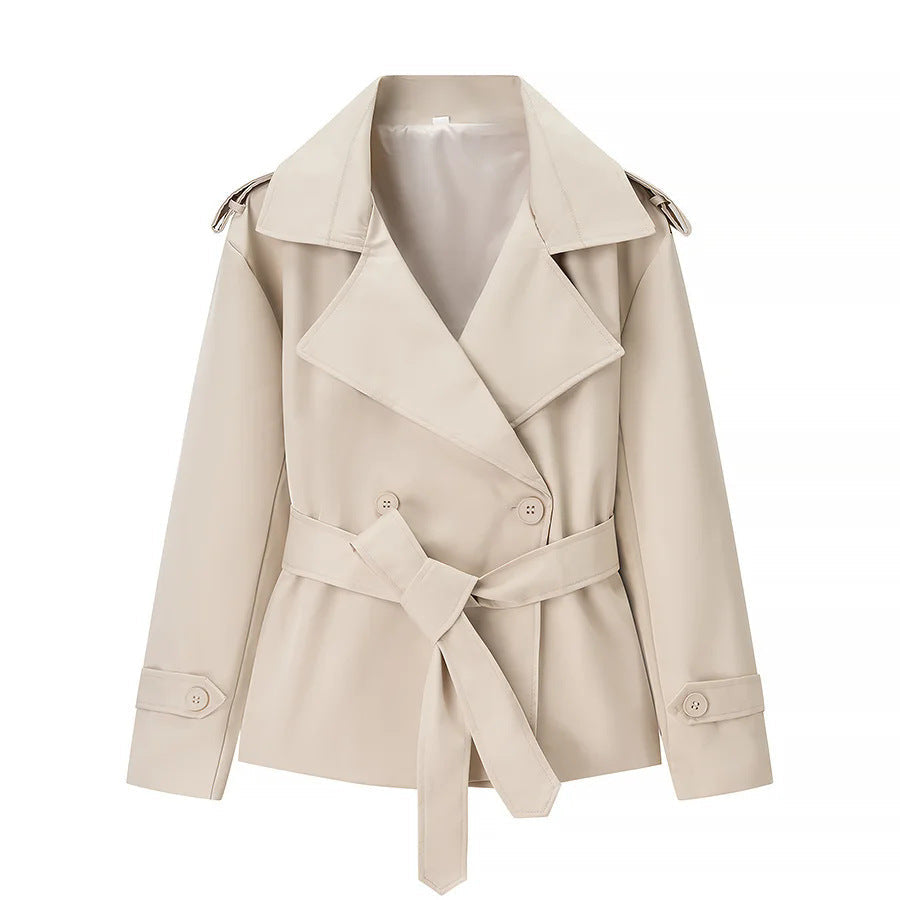 Dam kort figurnära trenchcoat med bred lapels, epaulettes, och tie bälte