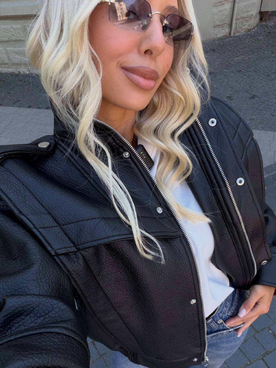 Dam Kort Kort Faux Läder Blouson med Vadderad Shoulder och Funnel Neck