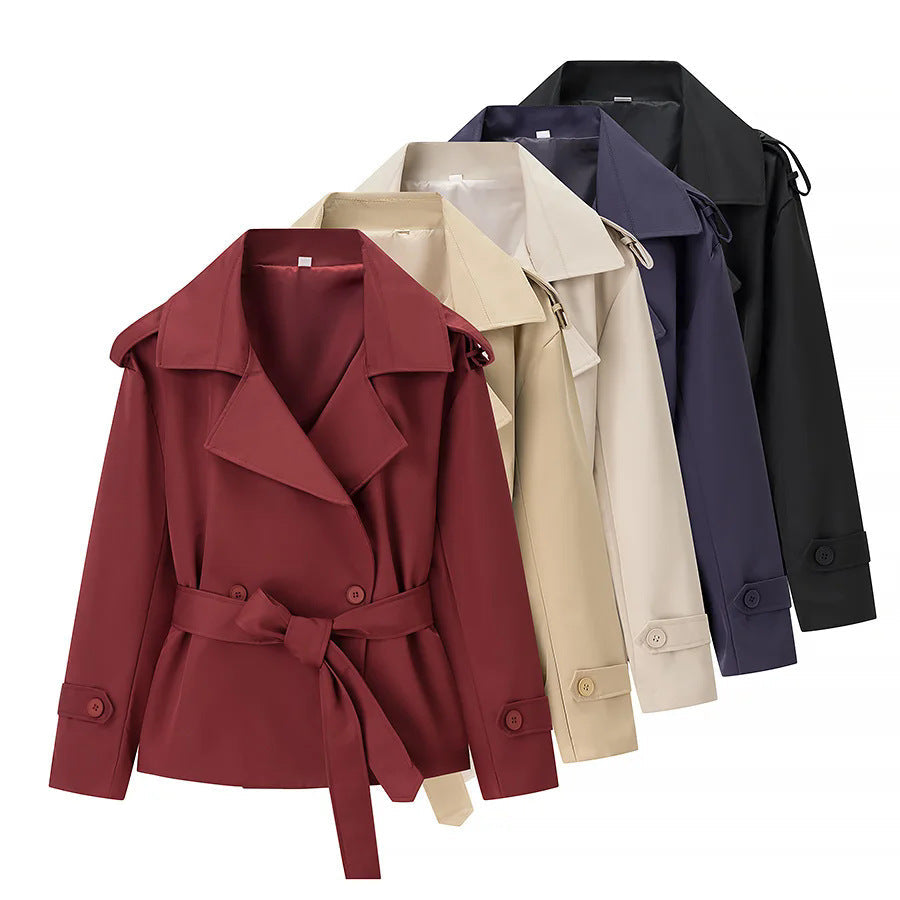 Dam kort figurnära trenchcoat med bred lapels, epaulettes, och tie bälte