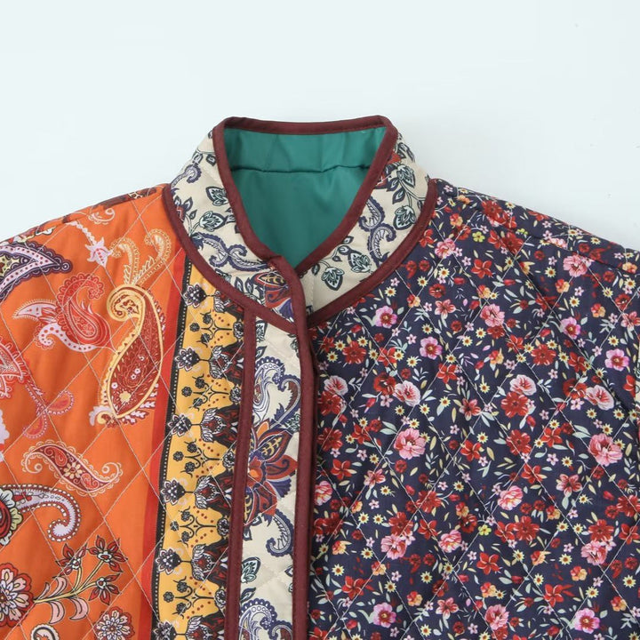 Dam quiltad patchwork jacka med paisley och floral tryck, round neckline och patch flap fickor