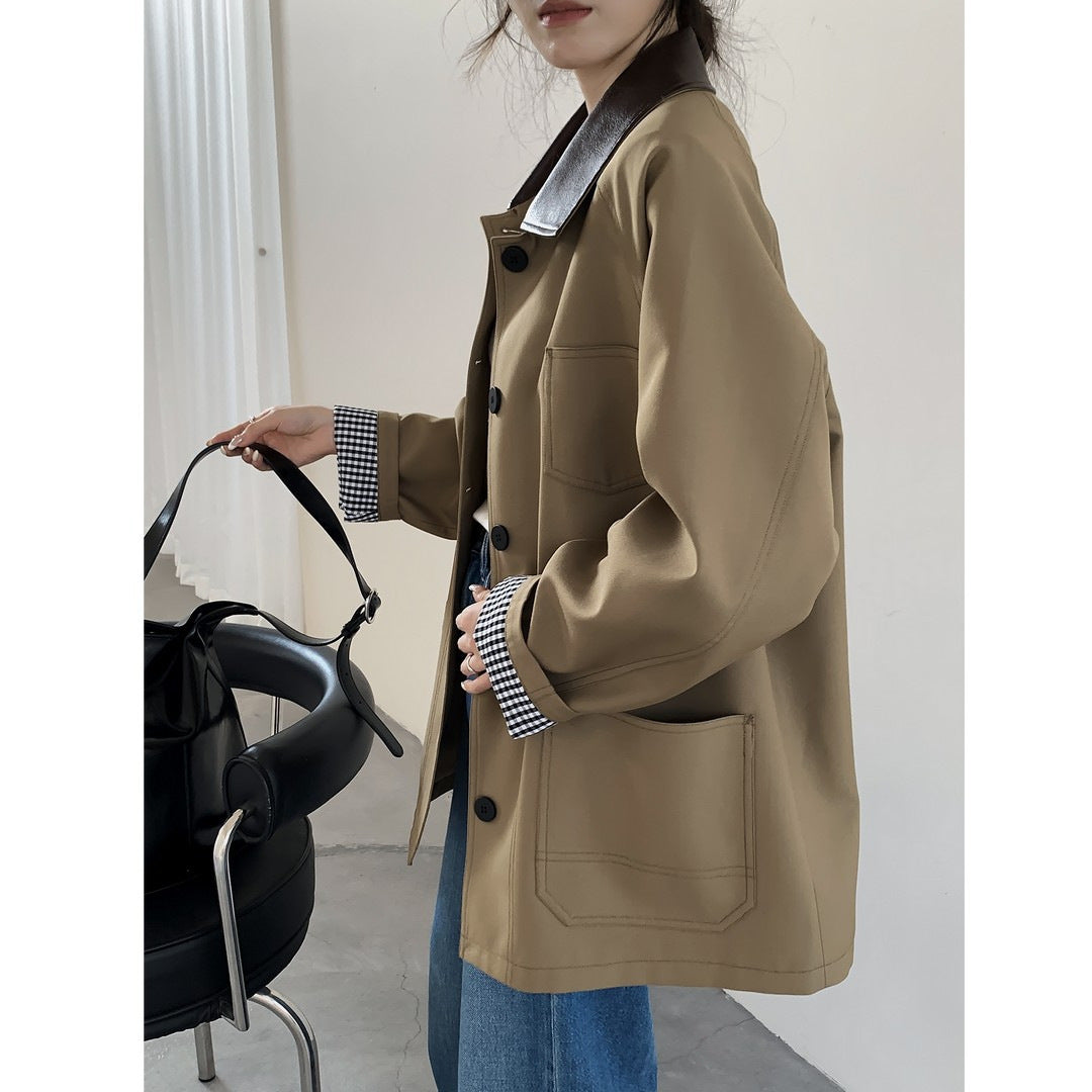 Dam oversize kort jacka in trench stil med läder-look krage och Checked muddar