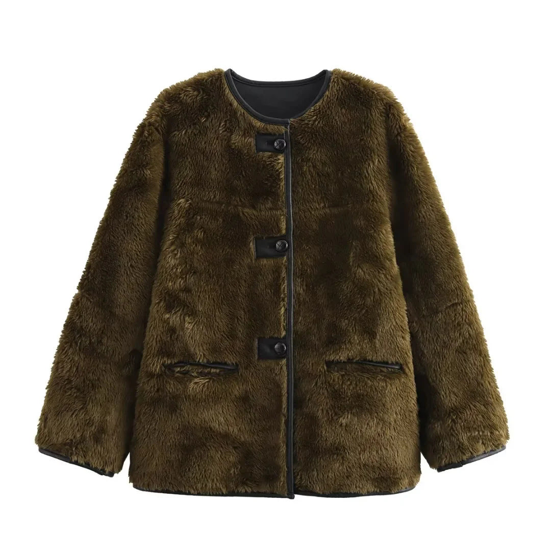 Dam kort teddy kappa jacka i boxy skärning med kontrast piping, snap button och decorative strap detail