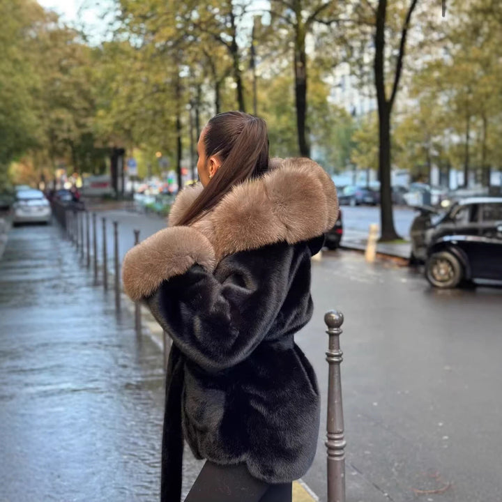 Dam kort kappa med huva och belted midja gjord faux fur