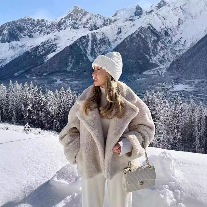 Dam kort skuren teddy jacka in lamb fur look med oversize slagkrage