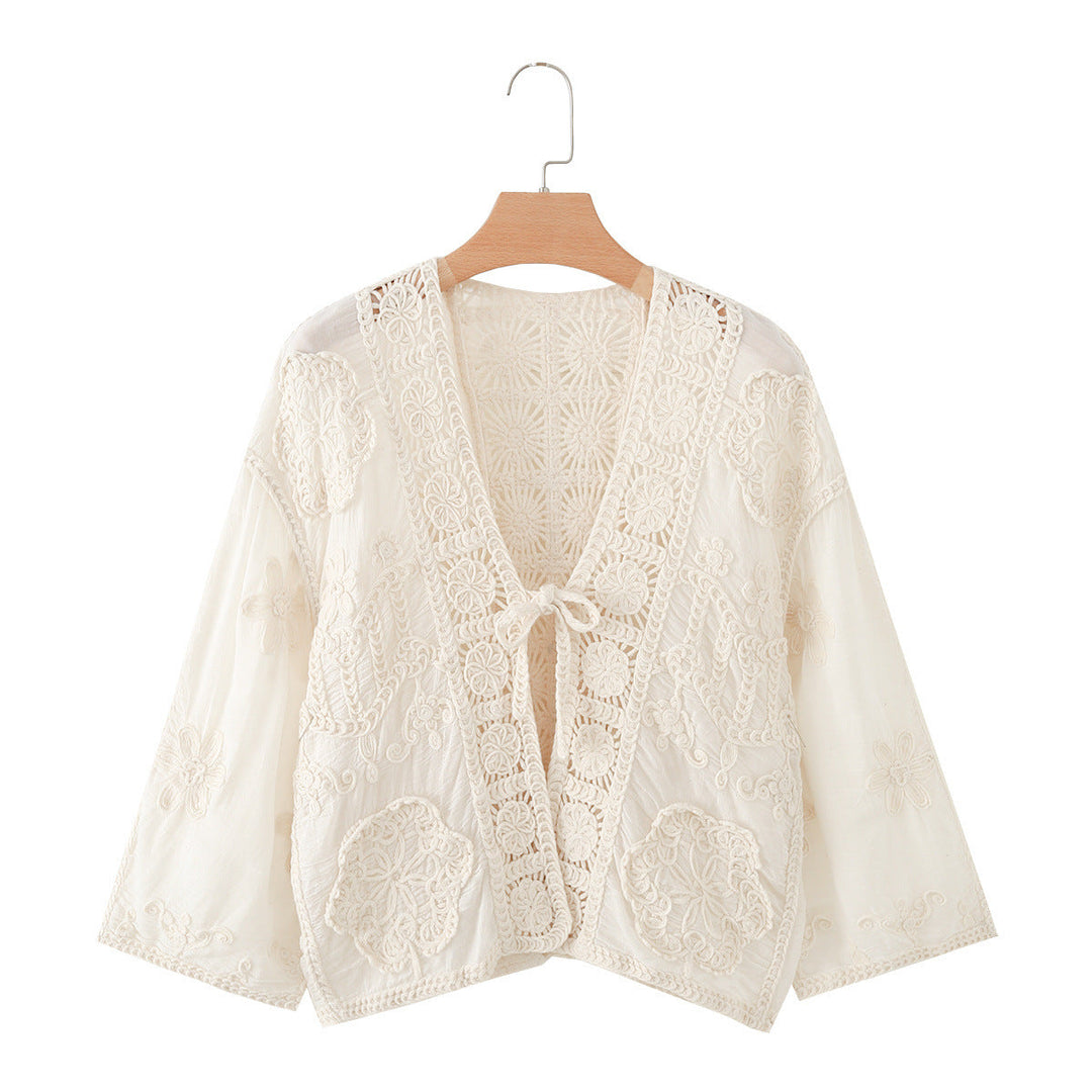 Dam Kort Crochet och Embroidered Jacka i Boho Kimono Stil med Tie Band