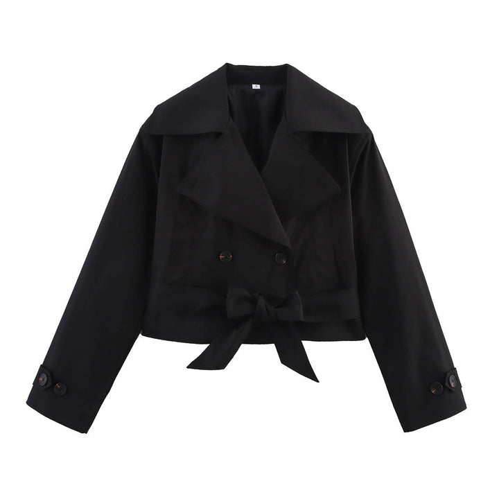 Dam kort waist trenchcoat med double-breasted knäppning, bred sjalkrage, och figure-flattering tie bälte