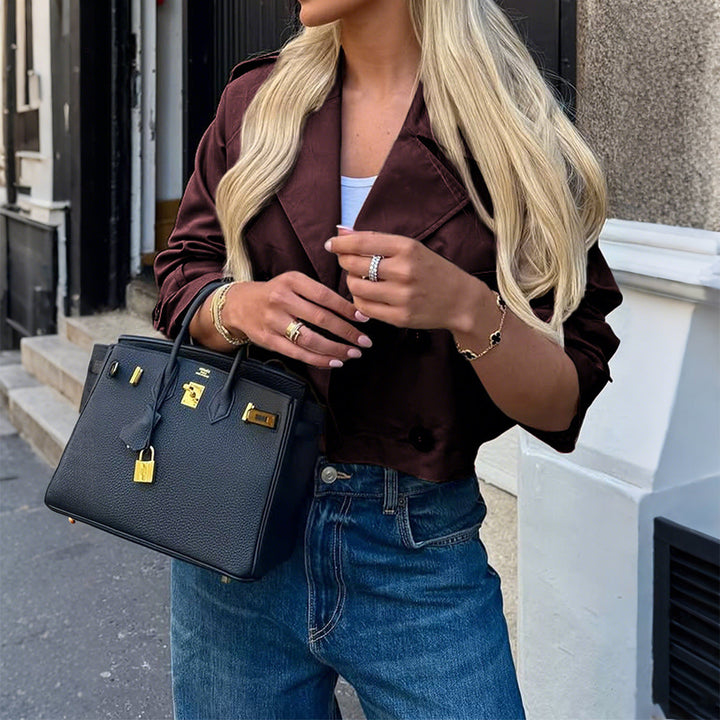 Dam kort satin trenchcoat med double-breasted knäppning, påsydda fickor, och buttoned ärm cuffs