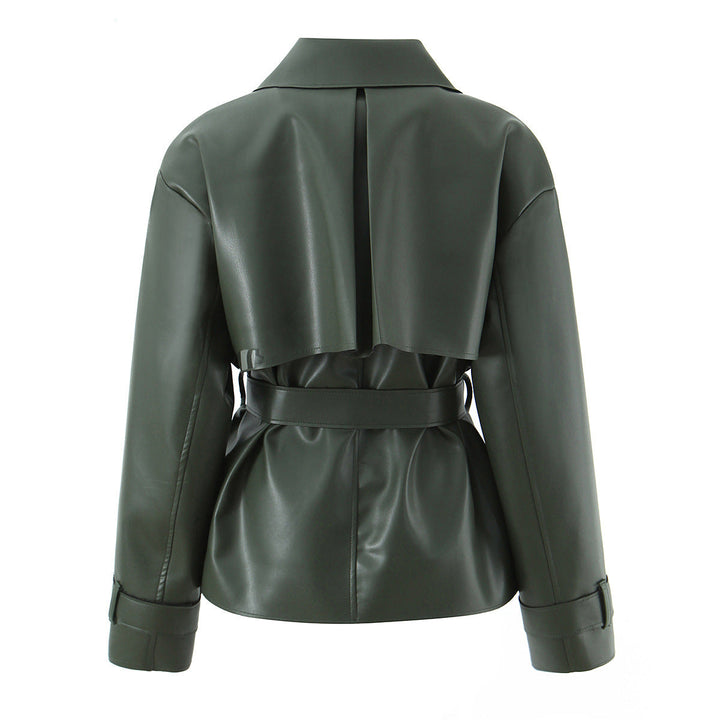 Dam skräddad kort trenchcoat gjord vegan läderlook med knytband och cape detail