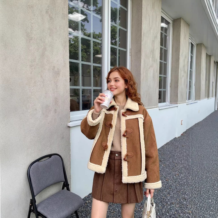 Dam Kort Shearling Look Lambskin Jacka med Toggle Stängning och Contrast Kant