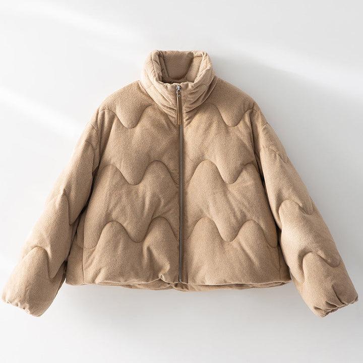 Dam kort kviltad jacka med wave quilting, hög ståkrage och boxy silhuett