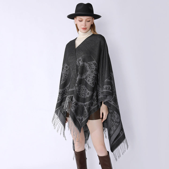 Dam Oversize Cloak poncho med Floral Medallion Jacquard och fransfåll