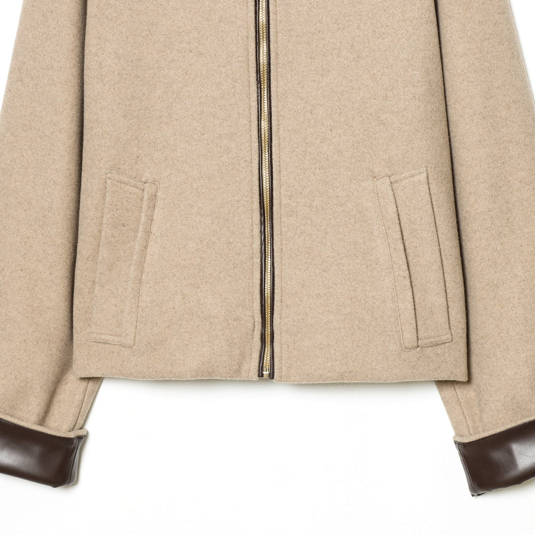 Dam kort ullblandning blouson med rund hals, gold-colored dragkedja, och läder kant på cuffs