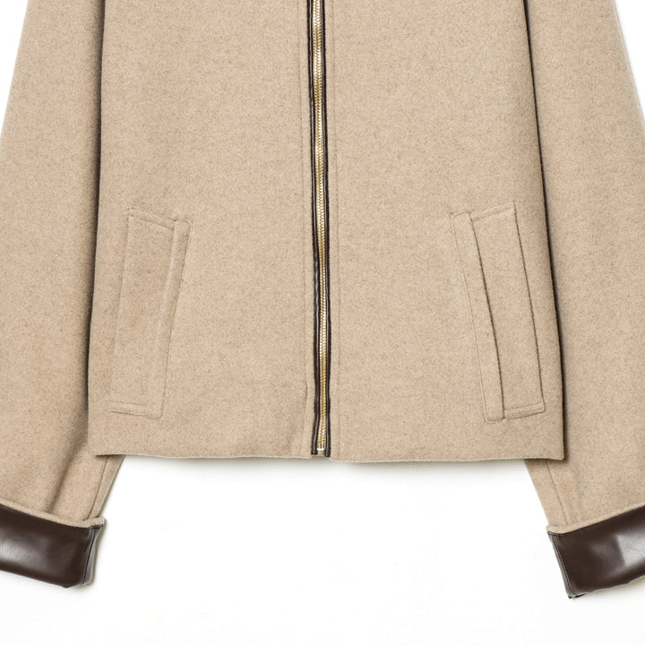 Dam kort ullblandning blouson med rund hals, gold-colored dragkedja, och läder kant på cuffs