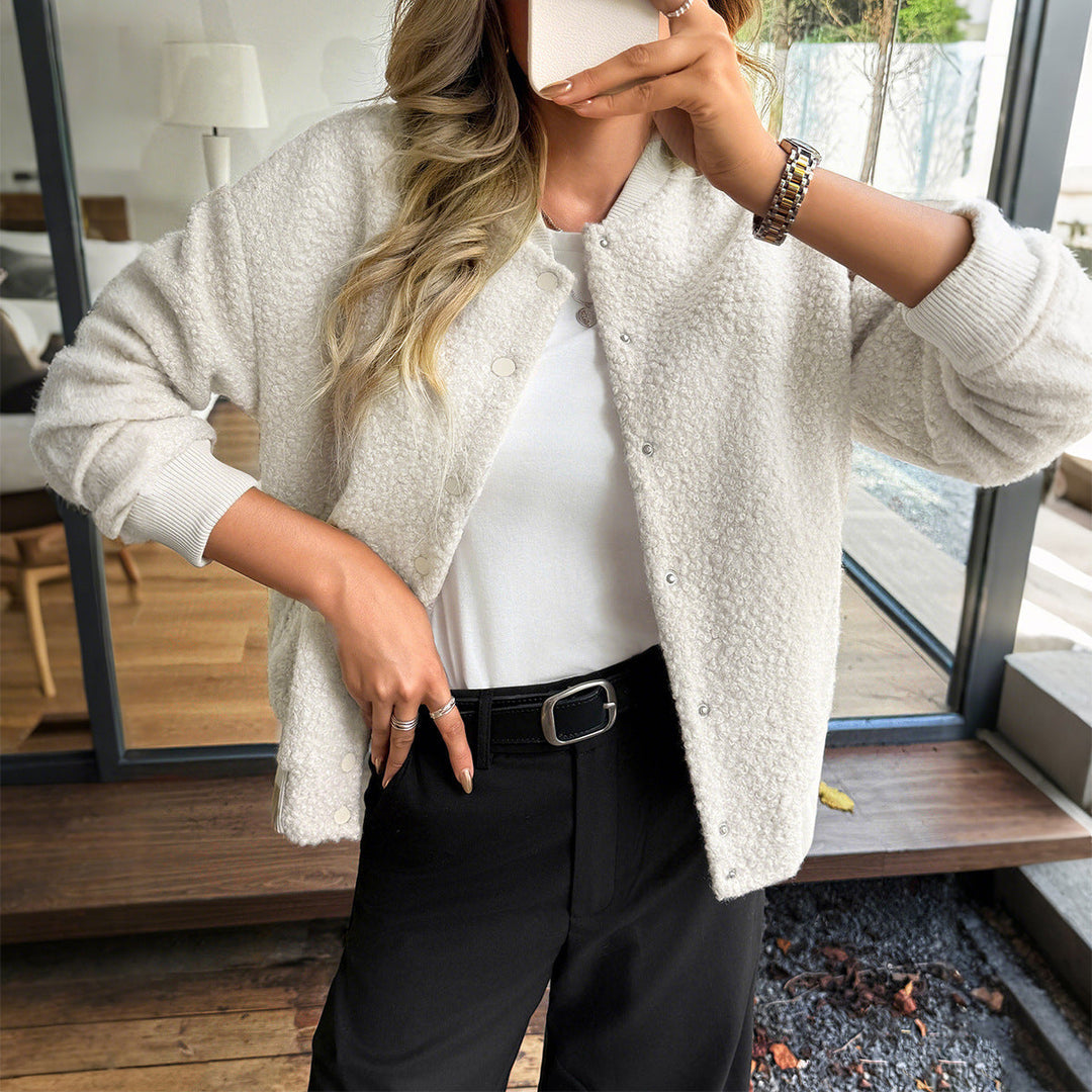Dam kort satin trenchcoat med double-breasted knäppning, påsydda fickor, och buttoned ärm cuffs