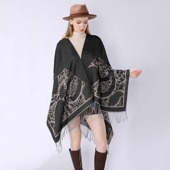 Dam Oversize Cloak poncho med Floral Medallion Jacquard och fransfåll