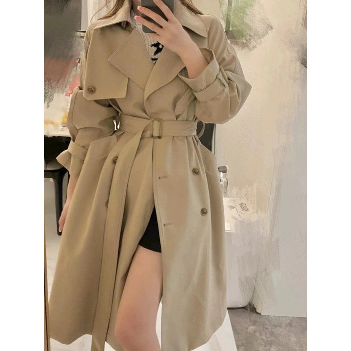 Dam elegant midi trenchcoat med oversize shoulder flap, gathered ärmar, och midja-defining knytband