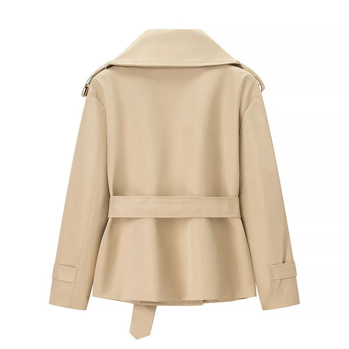 Dam kort figurnära trenchcoat med bred lapels, epaulettes, och tie bälte
