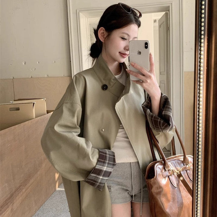 Dam kort trench med ståkrage, dold Snap Placket och Checked ärm Trim