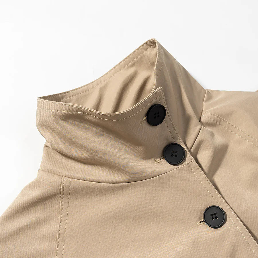 Dam kort utility trenchcoat med ståkrage, double-layered knäppning, axel flaps, och figurnära tie bälte