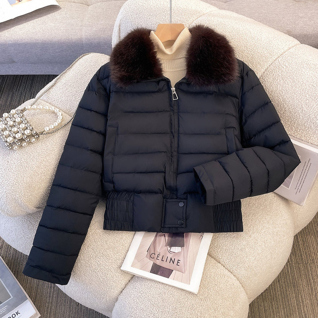Dam kort kviltad bomber jacka med removable fur krage och figurnära ribbed waistband