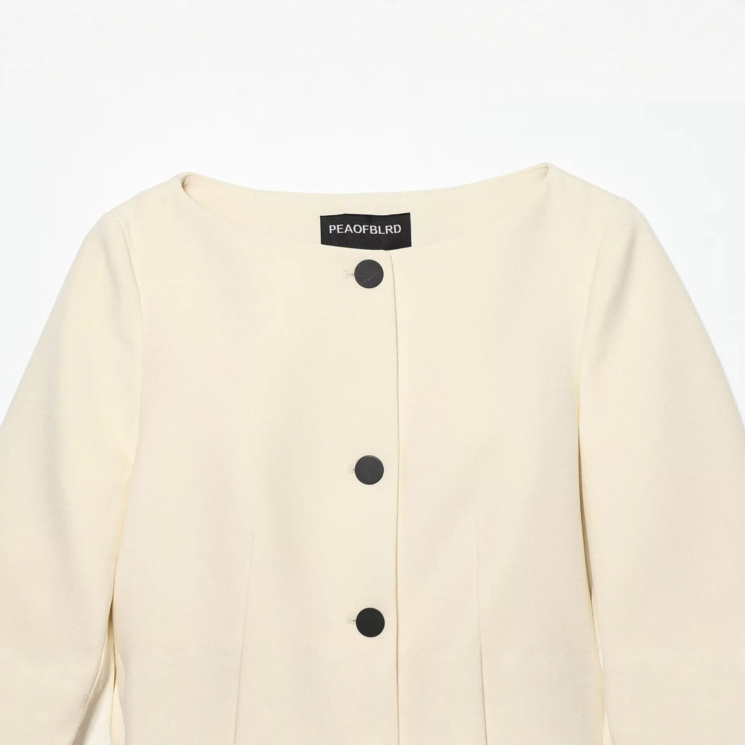 Dam Kort Jacka med Round Neckline, Boxig Silhuett, och Stora Dekorativ Knappar