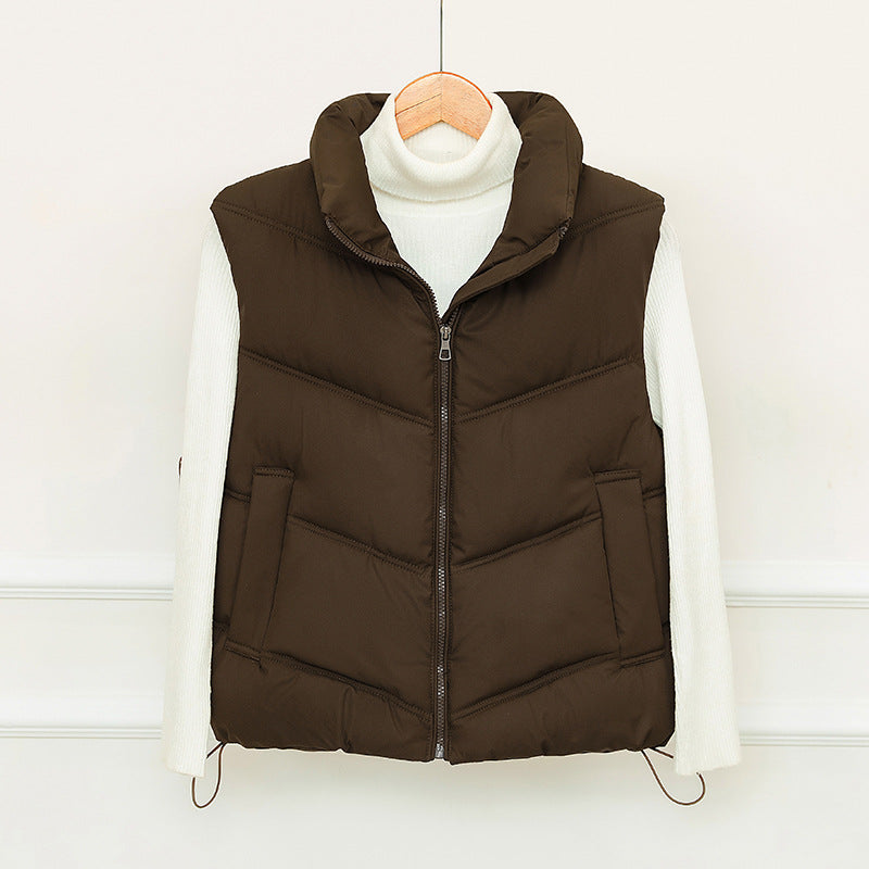Dam kort-skärning puffer quiltad väst med V-quilt, high ståkrage och drawstring fåll