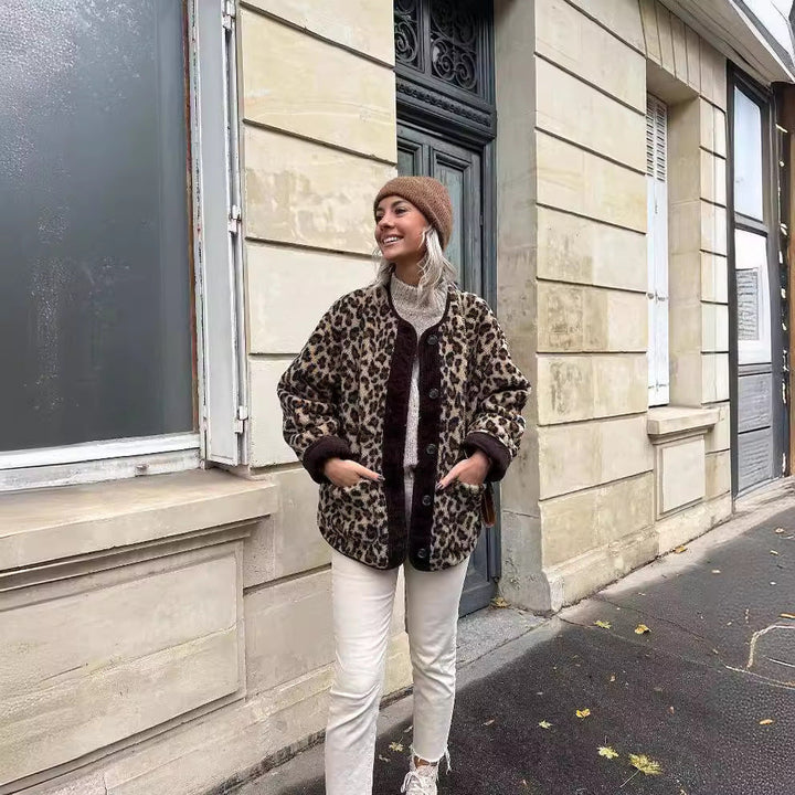 Dam faux sheepskin jacka med leopard mönster, manchester kant, full knäppning, och påsydda fickor