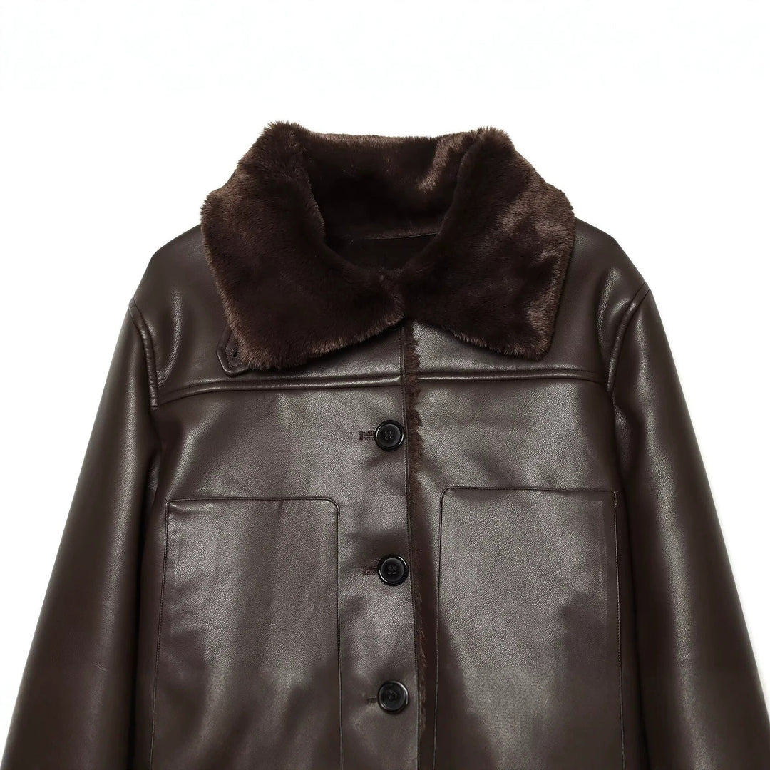 Dam kort jacka in lambskin look med fur krage, utanpåfickor och knappslå