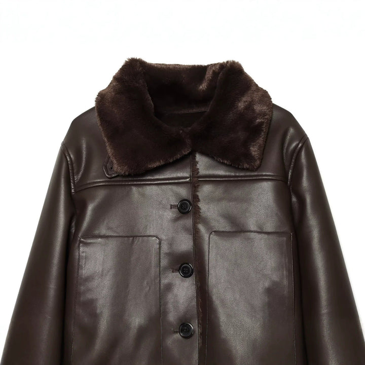 Dam kort jacka in lambskin look med fur krage, utanpåfickor och knappslå