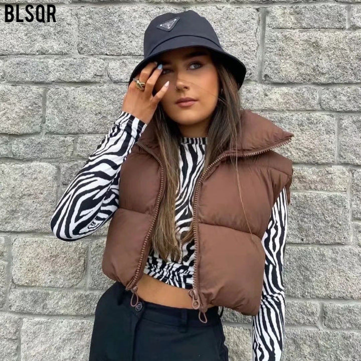 Dam Kort Quiltad Väst med Hög Stå Krage, Lätt Puffer Look och Justerbar Nederkant