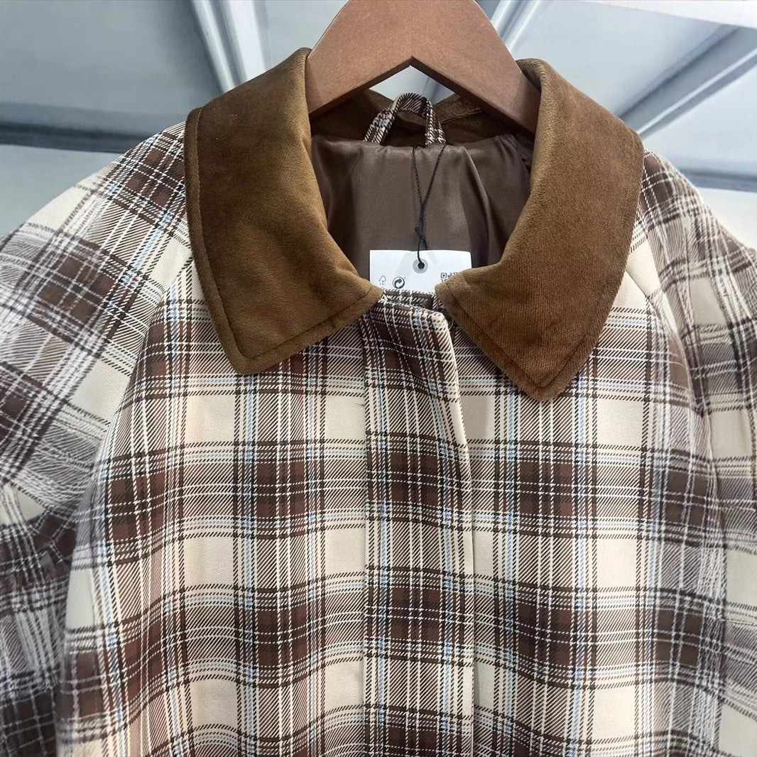 Dam rutig övergångsjacka med kontrasterande velvet krage, concealed front placket, och påsydda fickor