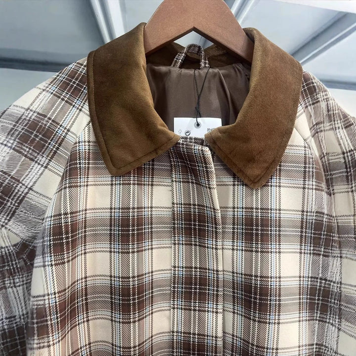 Dam rutig övergångsjacka med kontrasterande velvet krage, concealed front placket, och påsydda fickor
