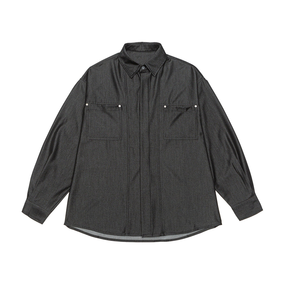 Herr overshirt tillverkad av kraftig twill kvalitet med dold knäppslå och bröstfickor