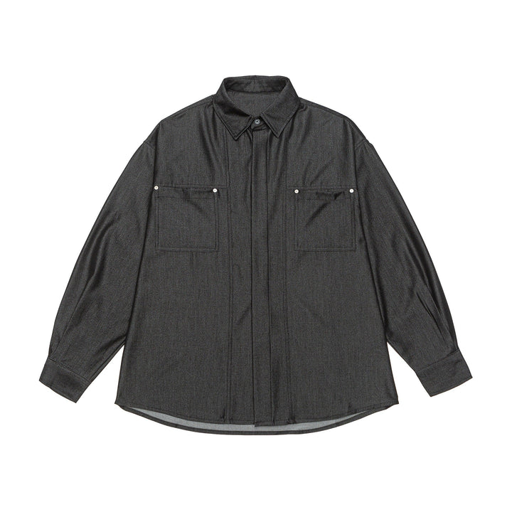 Herr overshirt tillverkad av kraftig twill kvalitet med dold knäppslå och bröstfickor
