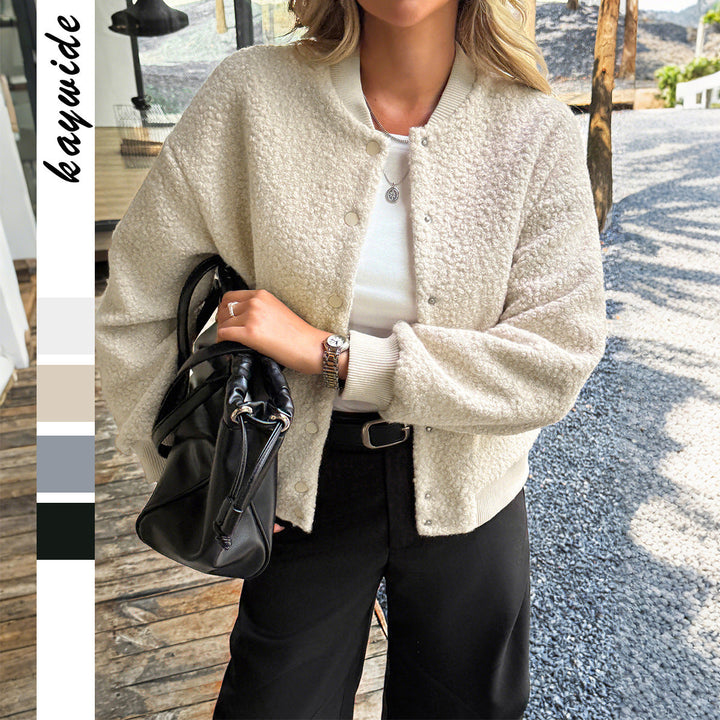 Dam kort satin trenchcoat med double-breasted knäppning, påsydda fickor, och buttoned ärm cuffs