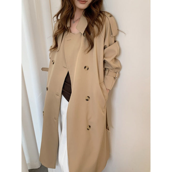 Dam lång double-breasted trenchcoat med shoulder flaps och midjebälte