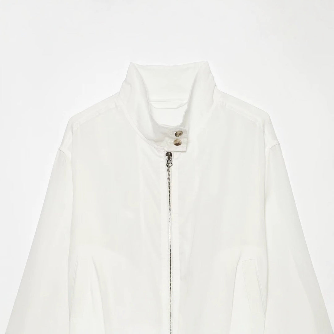 Dam Kort Blouson i A Minimalistisk Clean Look med A Hög Standing Krage och Elastic Waistband.