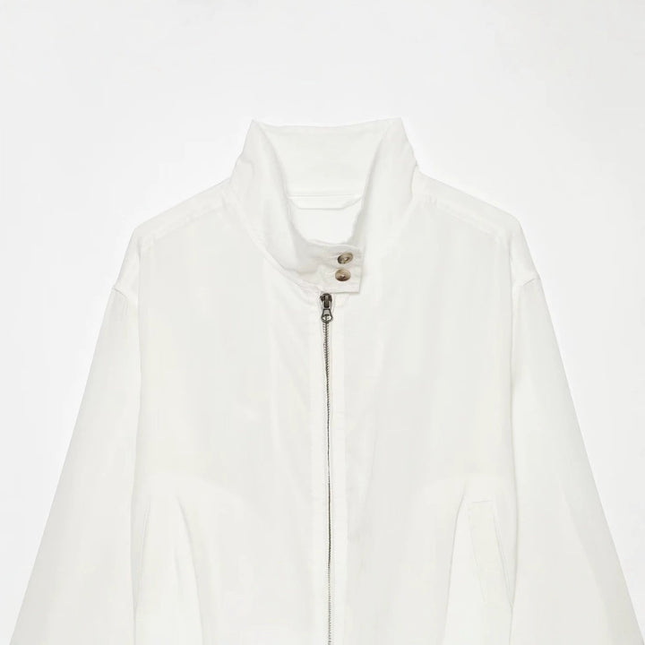 Dam Kort Blouson i A Minimalistisk Clean Look med A Hög Standing Krage och Elastic Waistband.