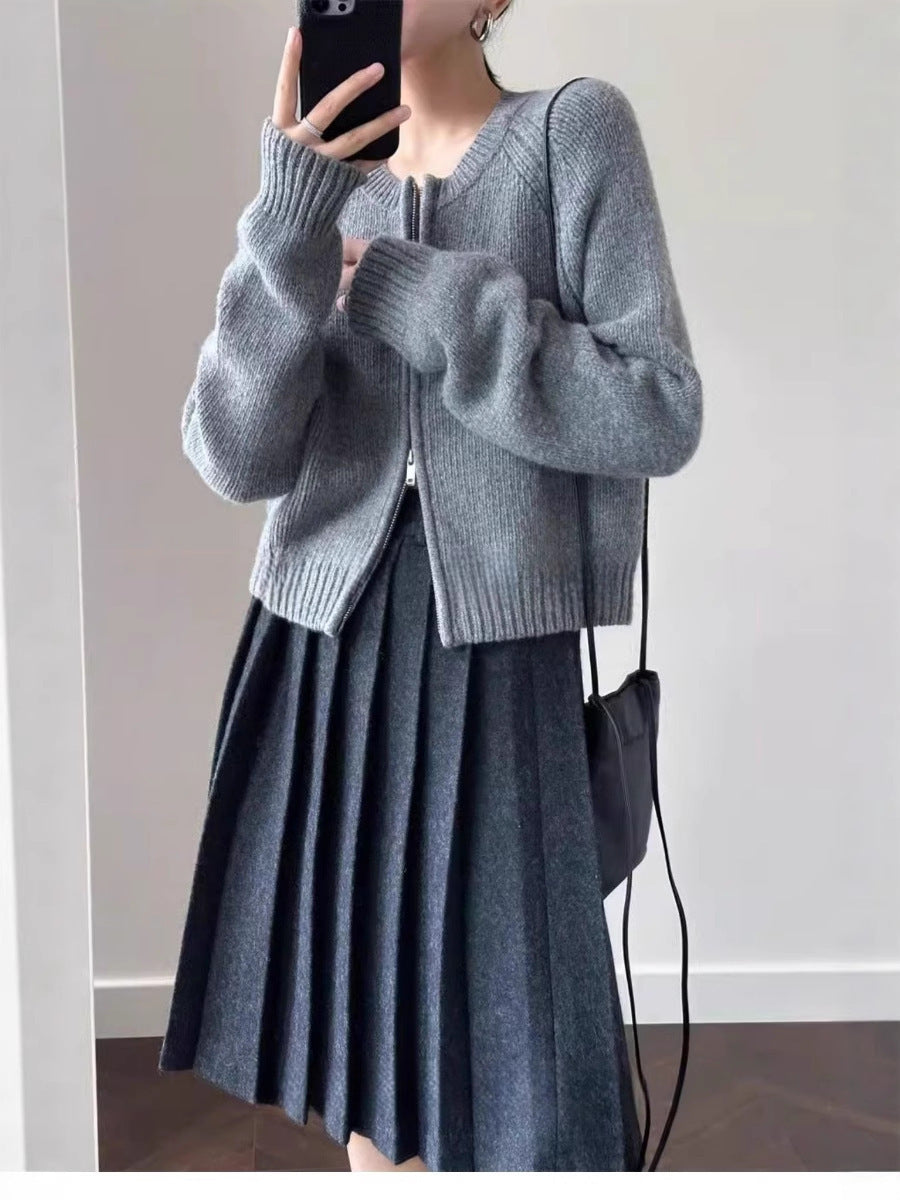 Dam kort jacka gjord mjuk fine knit med a hellång dragkedja och ribbed fåll