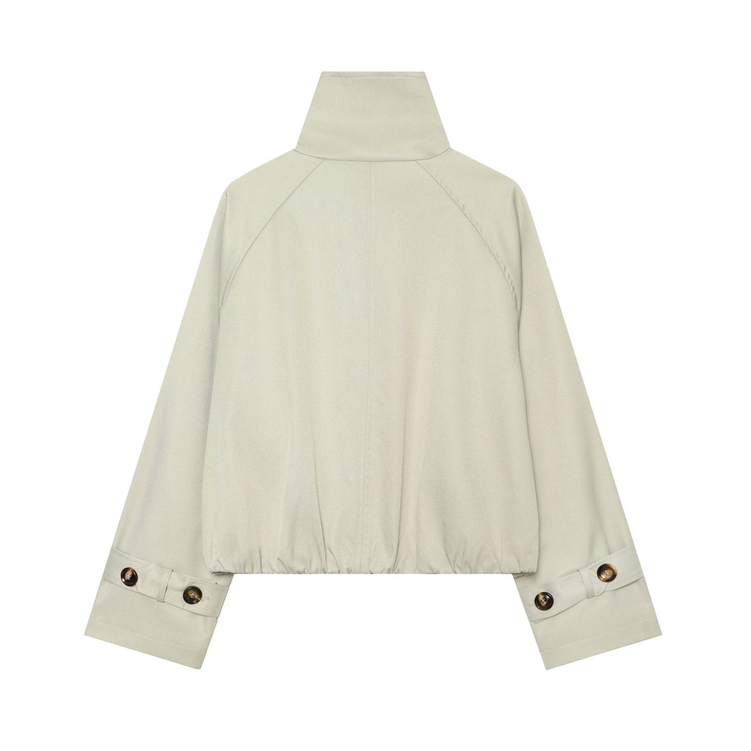 Dam kort figurnära trenchcoat med double-breasted knäppning, high ståkrage, och avtagbar axel flaps