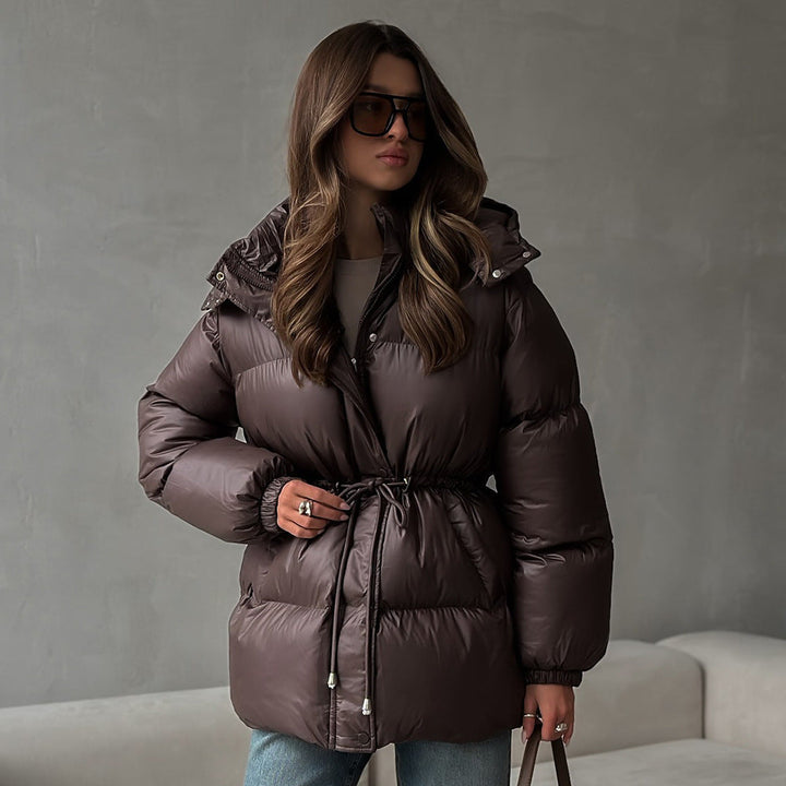 Dam längre vadderad parka med huva, dragsko midja och oversize silhuett