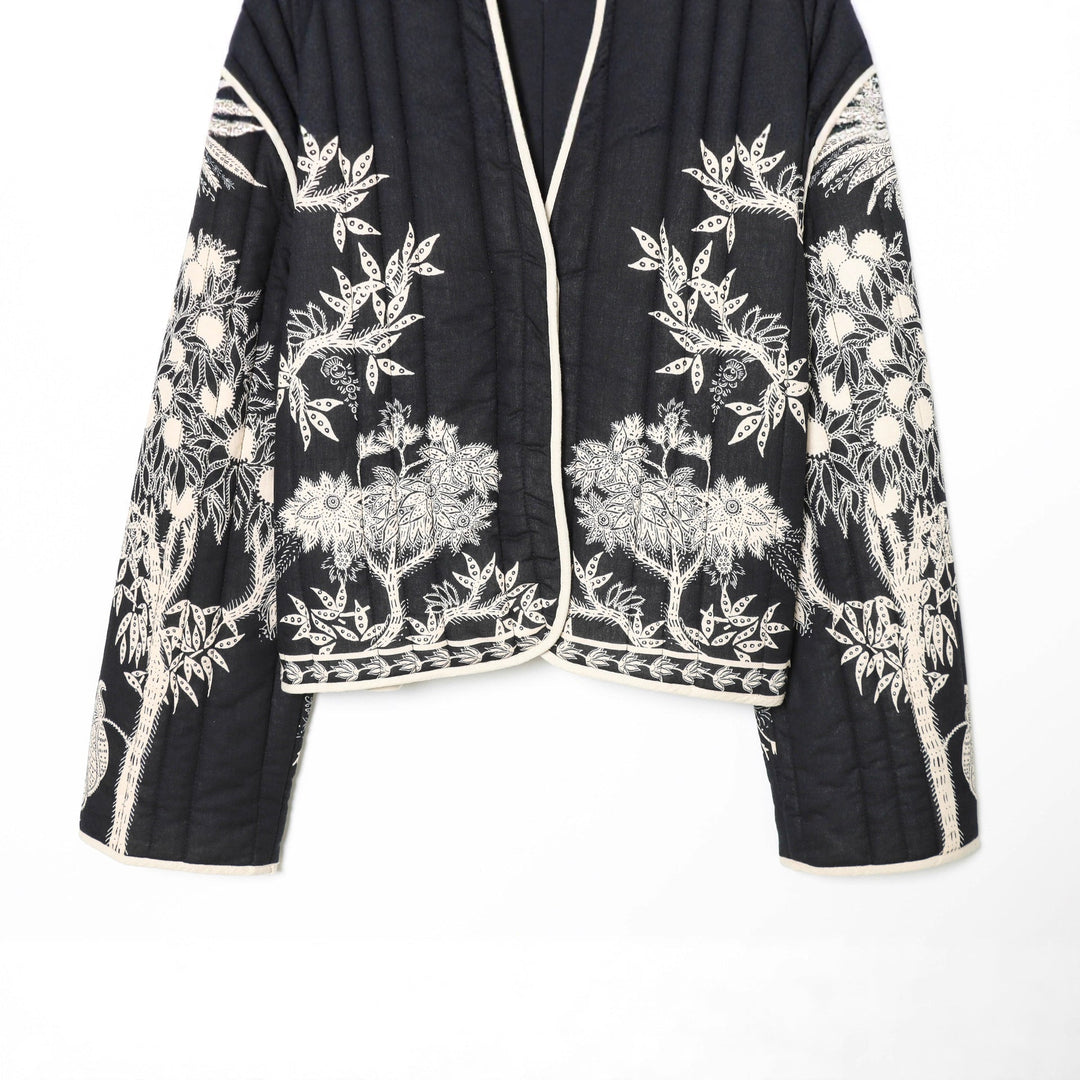 Dam kimono-stil quiltad jacka med floral embroidery och kontrast piping