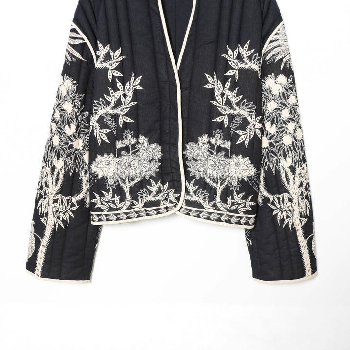 Dam kimono-stil quiltad jacka med floral embroidery och kontrast piping