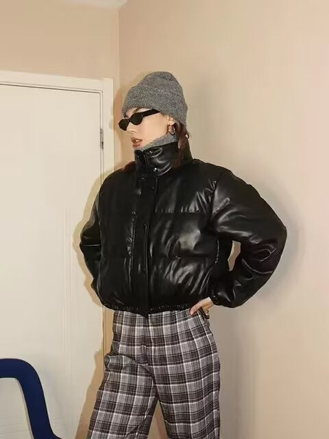 Dam Kort Vadderad Blouson Jacka i Boxig Look med Stå Krage och Elastic Nederkant