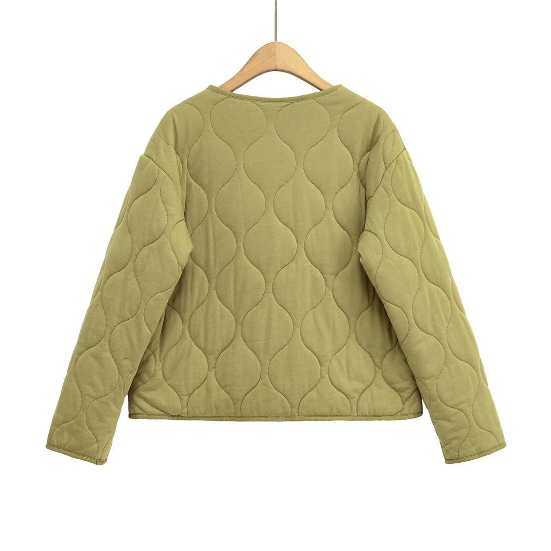 Dam kviltad jacka utan a krage med a boxy silhuett och tonal wave quilting