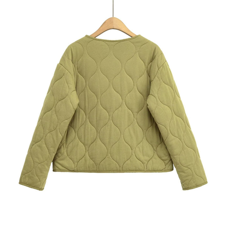 Dam kviltad jacka utan a krage med a boxy silhuett och tonal wave quilting