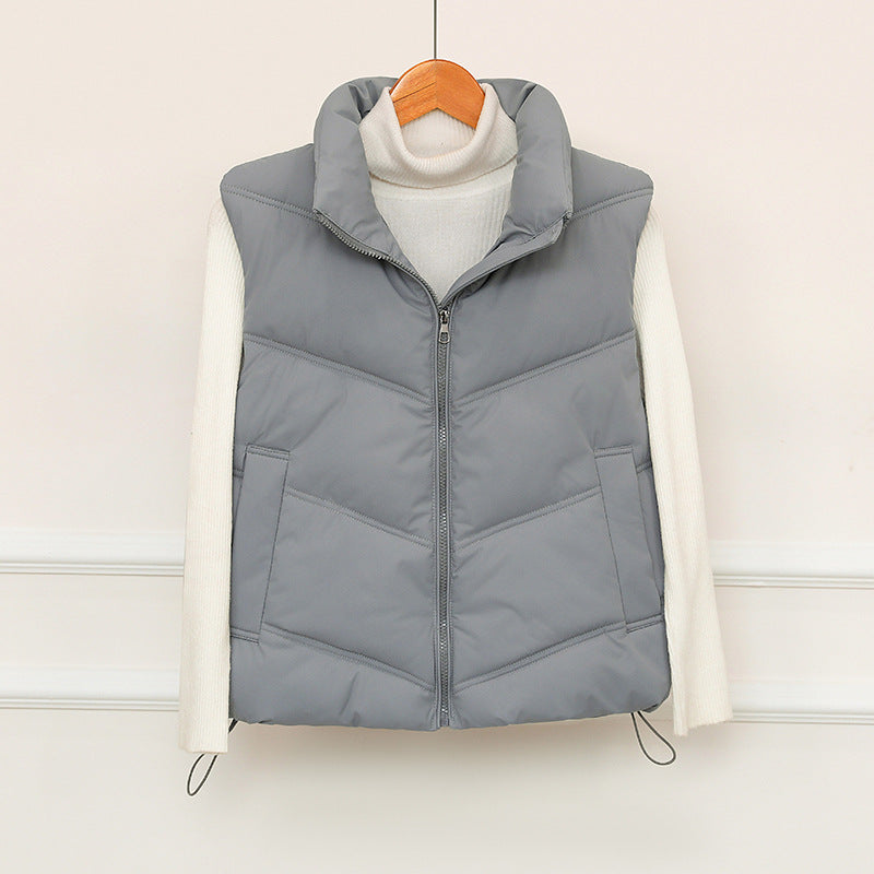 Dam kort-skärning puffer quiltad väst med V-quilt, high ståkrage och drawstring fåll